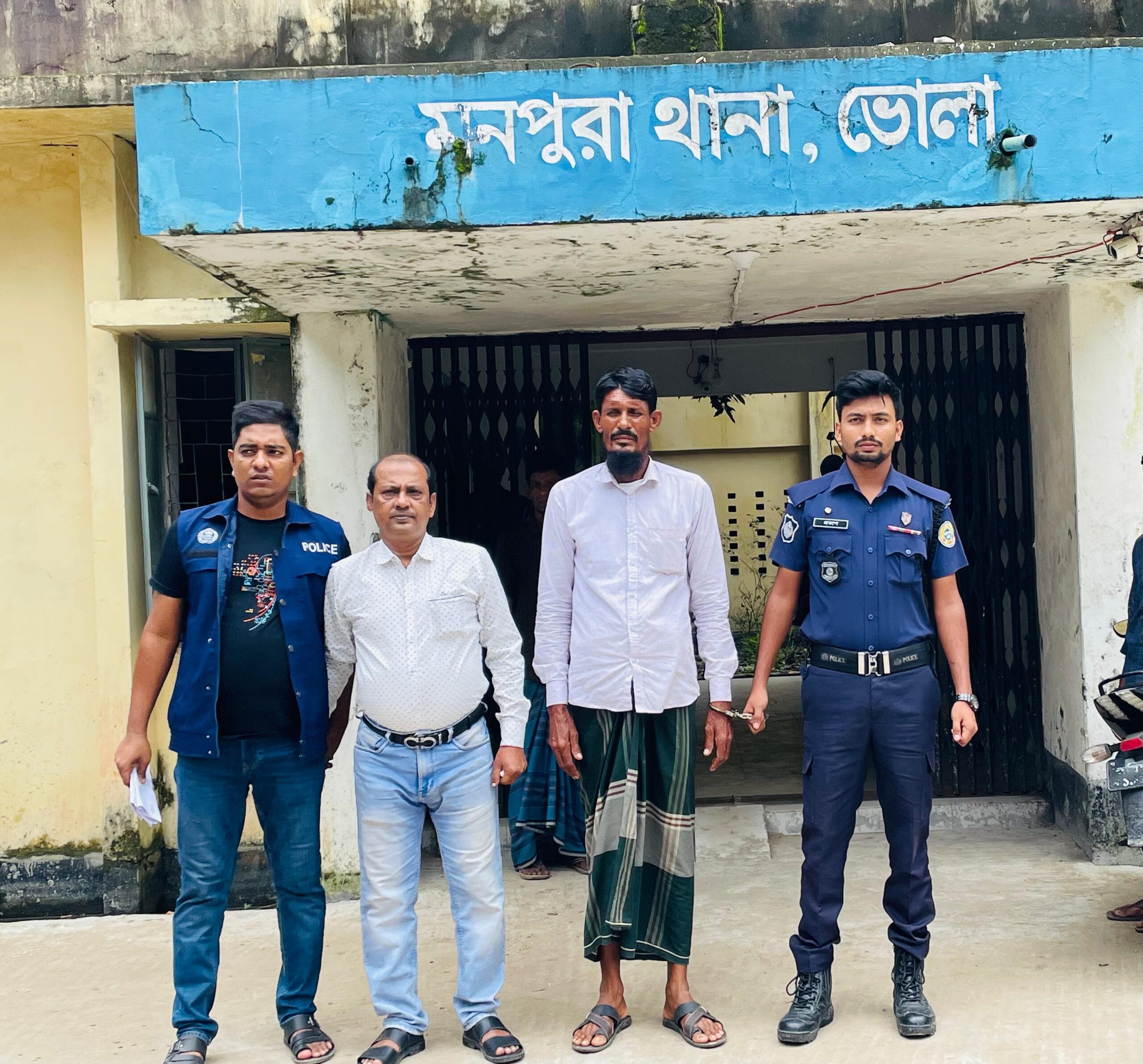 মনপুরায় পুলিশের অভিযানে ইউপি চেয়ারম্যান সহ আওয়ামীলীগ ও ছাত্রলীগের ৪ নেতা আটক।।