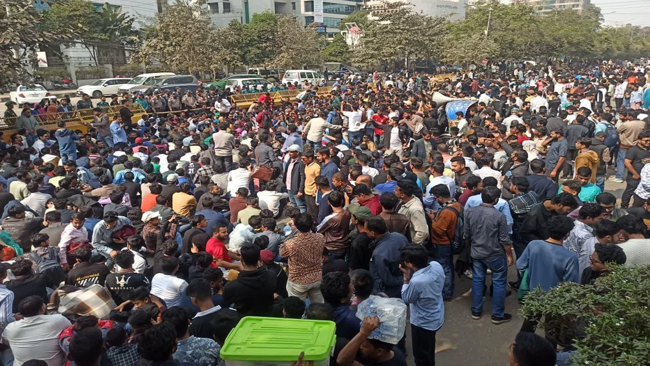 তিন দাবিতে নির্বাচন কমিশন ভবন ঘেরাও করল ছাত্রদল